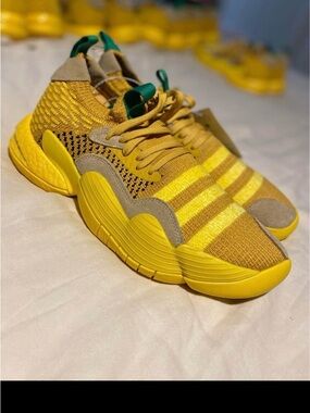 Men's Yellow Knit Athletic Sneakers size 8